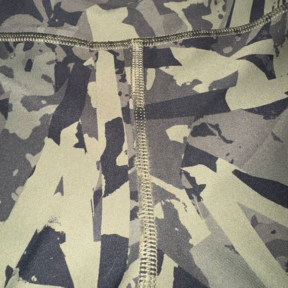 Lululemon Tight Stuff Tight
Pop Cut Fatigue Green Black - Picture 13 of 14